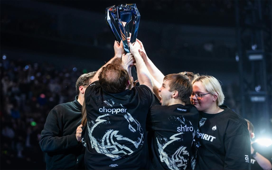 LPL前英文流解说Kitty晒照：昨晚二路直播的look～